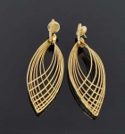 VIVARA - LINDO PAR DE BRINCOS EM OURO 18K COM CRAVAÇÃO DE DIAMANTES. FEITIO OBLONGO. REQUINTADA CONSTRUÇÃO! 72 MM DE COMPRIMENTO. 10,6 G