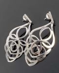 VIVARA - AMOR MAIOR -  PAR DE BRINCOS EM OURO BRANCO 18 K COM CRAVAÇÃO DE DIAMANTES. BELISSIMA JÓIA!  6 CM DE COMPRIMENTO. 9,9 G
