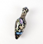LINDO PERPUMEIRO EM PRATA DE LEI COM VERMEIL E ESMALTES. MAGNIFICA DEPORAÇÃO FLORAL. FRANÇA, SEC. XIX. 8 CM DE ALTURA