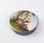 PRATA DE LEI ITALIANA - LINDA CAIXA POUDRIÈRE EM PRATA DE LEI COM ESMALTES REPRESENTANDO TRES JOVENS DAMAS VESTIDAS A MANEIRA DO SEC. XIX CONVERSANDO. NA LATERAL BELOS ESMALTES EM AZUL .  MARCAS DE CONTRASTE 935. INTERIOR COM VERMEIL. ITALIA, 60 MM DE DIÂMETRO.