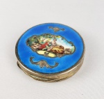 PRATA DE LEI ITALIANA - LINDA CAIXA POUDRIÈRE EM PRATA DE LEI COM ESMALTES REPRESENTANDO CENA PASTORIL. A RESERVA É EMOLDURADA POR ESMALTES EM AZUL. FACE INFERIOR COM DECORAÇÃO VEGETALISTA EM RELEVO. INTERIOR COM VERMEIL.. ITALIA, 70 MM DE COMPRIMENTO.