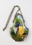 TROUSSE EM ALPACA ESPESSURADO  A PRATA DECORADA COM BELOS ESMALTES COM CENA GALANTE REPRESENTANDO PERSONAGENS VESTIDOS A MANEIRA DO SEC. XVIII. EUROPA, INICIO DO SEC. XX. INTERIOR COM DIVERSAS  PARTIÇÕES. EUROPA, INIICIO DO SEC. XX.. 9,5 CM DE COMPRIMENTO (SOMENTE A CAIXA SEM CONSIDERAR O TAMANHO DA CORRENTE)