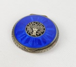 LINDA CAIXA EM PRATA DE LEI COM ESMALTES NA TONALIDADE AZUL. MARCAS DE CONSTRASTE PARA AUSTRIA TEOR 925. INTERIOR COM VERMEIL. CORBÉLIA DE FLORES  EM RESERVA FENESTRADA NA TAMPA. IMPERIO AUSTRO HUNGARO, INICIO DO SEC. XX. 56 MM DE DIAMETRO