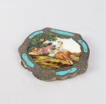 PRATA DE LEI ITALIANA - LINDA CAIXA POUDRIÈRE EM PRATA DE LEI COM ESMALTES REPRESENTANDO CENA BUCOLICA PASTORIL EMOLDURADA POR ESMALTES AZUL CELESTE ENTREMEADOS POR ROCAILLE VEGETALISTA. FACE INFERIOR COM ROCAILLE VEGETALISTAS RELEVADAS. MARCAS DE CONTRASTE 935. INTERIOR COM VERMEIL. ITALIA, 8 CM DE COMPRIMENTO.