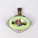 LINDO PERFUMEIRO EM PRATA DE LEI COM ESMALTES E TAMPA BASCULANTE QUE REVELA PEQUENO COMPARTIMENTO COM ESPELHO PARA PÓ COMPACT. MARCAS DE CONTRASTE AUSTRIÁCAS.
