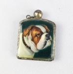 LINDO PERFUMEIRO EM PRATA DE LEI COM DECORAÇÃO EM ESMALTE COM FEITIO DE CÃO BULDOGUE. ACONDICIONADO EM SEU ESTOJO ORIGINAL. MARCAS DE CONTRASTE 935. ITALIA, INICIO DO SEC. XX. 50 MM  DE ALTURA
