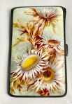 BELISSIMA CAIXA EM PRATA DE LEI DECORADA COM ESMALTES. MARCAS DE CONTRASTE LUA E COROA. TAMPA TEM LINDA DECORAÇÃO FLORAL. ALEMANHA, INICIO DO SEC. XX. 85 MM DE COMPRIMENTO