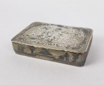 RUSSIA IMPERIAL - BELA CAIXA EM PRATA DE LEI REMATADA EM NIELO. INTERESSANTE DECORAÇÃO COM FIGURA MASCULINA VESTINDO TRAJES MAJESTÁTICOS APARENTEMENTE UM CZAR DISTRIBUINDO FEIXES DE TRIGO PARA CAMPONESES.  UMA ANTIGA REPRESENTAÇÃO  RELACIONADA AOS CZARES AQUELES QUE DÃO O PÃO AO POVO. MARCAS DE CONTRASTE PARA SÃO PETESBURGO, ANO DE 1823.. RUSSIA IMPERIAL, INICIO DO SEC. XIX.