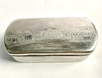 RUSSIA IMPERIAL - LINDA CAIXA  PARA RAPÉ EM PRATA DE LEI DECORADA COM GUILLOCHES CONTENDO VISTA DO PALACIO DE SÃO PETESBURGO RESIDENCIA DO CZAR. MARCAS DE CONTRASTE PARA O ANO DE 1867. RUSSIA IMPERIAL, 8 CM DE COMPRIMENTO.,
