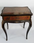 FORNITURE CHARLES BOULLE SUNTUOSO MESA TOUCADOR EM MADEIRA EBANIZADA REMATADA POR RICA APLICAÇÃO DE BRONZE ORMOLU COM MARCHETARIA EM CASCO DE TARTARUGA NATURAL. ESTILO E ÉPOCA SEGUNDO IMPÉRIO. A MESA É APOIADA SOBRE QUATRO PÉS EM CABRIOLET. O TAMPO É BASCULANTE E REVELA COMPARTIMENTO COM ESPELHO E COMPARTIMENTO. UM MÓVEL RICO, DECORATIVO E REPRESENTATIVO DA GENIALIDADE DA FORNITURE CHARLES BOULLE. FRANÇA, DEC. 1860. 79 (H) X 60 (C) X 40 (P).