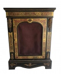 EXUBERANTE DUNKERQUE DE FORNITURE CHARLES BOULLE DECORADA COM CASCO DE TARTARUGA SOBRE O QUAL SÃO APLICADAS LÂMINAS DE BRONZE EM MARCHETARIA FORMANDO ROCAILLES. BRONZERIA DE EXTRAORDINÁRIA QUALIDADE. HÁ TAMBÉM BRONZE DE REFINADA FUNDIÇÃO EM MOLDURAS PARA AS PLACAS ONDE FORAM APLICADOS CASCOS DE TARTARUGA. TODAS ESSES ELEMENTOS REUNIDOS DE FORMA ARTÍSTICA E GRANDIOSA FAZEM DESSE MÓVEL UM RICO EXEMPLAR DA FORNITURE BOULLE OITOCENTISTA. FRANÇA, SEC. XIX. 85 (L) X 114 (H) X 31 CM (P)