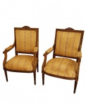 REQUINTADO PAR DE FAUTEUILS ESTILO LOUIS XV EM MADEIRA ENTALHADA E DOURADA EM OURO BRUNIDO. ESTOFADAS COM TECIDO ADAMASCADO. OS ENTALHES SÃO LIMPOS E DE MUITA QUALIDADE. SÃO BELISSIMAS! FRANÇA, SEC. XIX. 100 (H) X 63 (C) 54 (P) CM NOTA: O mobiliário Fauteuil teve origem na França durante o século XVII. Um fauteuil é uma poltrona cujos braços tem o quadro em madeira vazado, originário de França durante a primeira parte do século XVII. Os fauteuils são feitos em madeira, frequentemente entalhada para ornamentação. Sendo antepassados dos caquetoire, das cadeiras com braços ou dos faudesteuil renascentistas, foi apenas em 1636 que o termo fauteuil entra no vocabulário em França. Na corte, a escolha dos assentos seguia uma ordem hierárquica: o fauteuil era reservado para os convidados de prestígio, a cadeira ou tamborete reforçada aos príncipes reais e convidados, o tamborete e a cadeira dobrável às princesas, duques e pares do reino, a almofada colocada no chão aos membros menores da corte