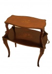 TABLE À THÉ  LINDA MESA  CONSTRUÍDA EM DOIS ESTÁGIOS REMATADA POR BRONZES DE EXCEPCIONAL QUALIDADE! POSSUI PAR A APREGOADO NO LOTE ANTERIOR.  MADEIRA COM MARCHETARIA FORMANDO FLORES E RAMAGENS. ESTILO E ÉPOCA IMPÉRIO FRANCÊS. FRANÇA, SEC. XIX. 90 (H)  X 47 (P) X 79  (C) CM