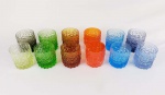 DOZE LINDOS COPOS EM CRISTAL CORRUGADO PARA WISKY EM DIFERENTES TONALIDADES. EXTREMAMENTE DECORATIVOS! 9 CM DE ALTURA POR 8,5 CM DE DIAMETRO