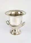 BELO WHINE COOLER EM METAL ESPESSURADO A PRATA.   ALÇAS LATERAIS E REQUINTADA DECORAÇÃO EM GODRONS NO TERÇO SUPERIOR. BRASIL, SEC. XX. 27 CM DE ALTURA POR 23 CM DE DIAMETRO