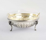 MAGNIFICO  CENTRO DE MESA EM PRATA DE LEI COM ALMA EM CRISTAL LAPIDADO, ESTILO E ÉPOCA IMPÉRIO.  MARCAS DE CONTRASTE CABEÇA DE MERCURIO. OS PÉS SÃO REMATADOS POR CISNES COM ASAS ABERTAS, NA PARTE INFERIOR É PROFUSAMENTE DECORADO COM PALMÁCEAS RELEVADAS. BORDA COM DECORAÇÃO DO TIPO MALMAISON.  INTERIOR COM VERMEIL. FRANÇA, FINAL DO SEC. XIX. 33 CM DE DIAMETRO.