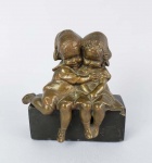 LINDA ESCULTURA EM BRONZE REPRESENTANDO FIGURAS DE MENINO E MENINA SENTADOS SOBRE BLOCO DE MÁRMORE ABRAÇADOS. 12 X 11 CM
