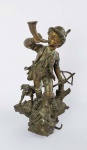 MENINO CAÇADOR - LINDA ESCULTURA EM PETIT BRONZE REPRESENTANDO MENINO COM TROMBETA E ARCO E FLECHA PISANDO UM CERVO ABATIDO. 32 CM DE ALTURA