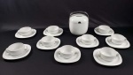 ROSENTHAL  LINDO CONJUNTO PARA SOPA COMPOSTO DE SOPEIRA E NOVE BOWLS COM PRESENTOIR. CONSTRUIDO EM PORCELANA BLANC DE BLANC. ALÇA DA SOPEIRA EM METAL. LINDO DESIGN ART DECO. ALEMANHA, SEC. XX. 19 CM DE ALTURA (SOPEIRA COM A ALÇA ABAIXADA)