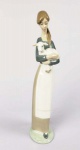 LLADRO  CAMPONESA COM CORDEIRO  LINDA ESCULTURA EM PORCELANADA REPRESENTANDO FIGURA DE CAMPONESA SEGURANDO C0RDEIRO. MARCAS DA MANUFATURA SOB A BASE. CAIXA ORIGINAL. ESPANHA, SEC. XX. 27 CM DE ALTURA