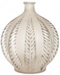 RENNEE LALIQUE  LINDO FLOREIRO EM VIDRO ARTÍSTICO SATINE MODELO MALINES (MODELO 957 CRIADO EM 1924) . FEITIO BOJUDO DECORADO COM PALMÁCEAS LONGITUDINAIS.  ASSINADO SOB A BASE R. LALIQUE FRANCE.  DEC. 20. 12,5 CM DE ALTURANOTA: René Jules Lalique (1860 - 1945) fundador da manufatura de LALIQUE, foi um mestre vidreiro e joalheiro francês. Teve um grande reconhecimento pelas suas originais criações de joias, frascos de perfume, copos, taças, candelabros, relógios, etc., dentro do estilo modernista, (Art nouveau e Art déco). A fábrica que fundou funciona ainda e o seu nome ficou associado à criatividade e à qualidade, com desenhos tanto faustosos como discretos. Depois de ter aberto uma loja na Place Vendôme de Paris, concebe frascos de perfume em vidro, sendo assim o primeiro a imaginar a comercialização de um produto tão emblemático de luxo e do refinamento numa embalagem igualmente delicada e esplêndida. Mas também pensou produzir estes belos objetos em grandes séries, fazendo a sua arte acessível a um número crescente de pessoas. Em 1914, com a eclosão da I Grande Guerra reconverteu a sua fábrica de vidro para produzir material médico para hospitais e farmácias em um esforço de guerra. René Lalique não se contentava com desenhar os seus modelos, e construiu também uma fábrica em Wingen-sur-Moder para produzir em grandes quantidades, patenteando diversos processos novos de fabrico de vidro e vários efeitos técnicos, como o satinado Lalique ou o vidro opalescente. A excelência das suas criações e o gosto que aplicava às suas obras valeram-lhe ser encarregado da decoração interior de numerosos navios, trens como o Expresso do Oriente, igrejas como a de São Nicásio de Reims e numerosas construções religiosas e civis. René Lalique foi o primeiro a esculpir o vidro para grandes obras monumentais, como as portas do Hotel Alberto I de Paris ou as fontes dos Campos Elíseos.