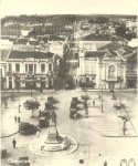 As muitas glórias que vivi, quem pode descrever? Quem caminhou em meus campos ao lado do gentio guerreiro Guayaná que se aldeiava nos rincões dessas terras desde tempos ancestrais? Quem acompanhou a marcha dos bandeirantes rumo ao Caminho dos Goyases buscando riquezas e desbravando o sertão indômito?  Quem seguiu o movimento das mãos que manejaram os machados e as enxadas derrubando as matas, amansando minhas terras, plantando hortas e fazendo brotar as canas, que sob os fogos dos engenhos, produziram em abundância o dulcíssimo açúcar? Quem seguiu o tropel dos cavalos de Boaventura do Amaral e os liberais Campineiros, comandados pelo Regente Feijó e pelo Brigadeiro Tobias de Aguiar, quando se bateram contra os conservadores imperiais liderados pelo próprio Caxias  no combate da Venda Grande?  Quem conheceu o homem que divisou em sua mente a ideia de que a cultura do café se desenvolveria soberbamente sob esse clima ameno e nas terras roxas e vermelho-amarelas abundantes de minhas plagas? Essa conjectura materializada transformou uma modesta vila, na mais próspera cidade da Província de São Paulo. Quem viu tombar o vetusto casario colonial geminado que cedeu lugar aos faustosos palácios dos barões do café? Quem ouviu ecoar pelas janelas do sobrado de dona Miquelina Pompeu de Amaral, os geniais acordes da música do jovem Antônio Carlos Gomes, executados ao piano, emprestado por essa benemérita, durante os estudos preparatórios do futuro maestro? Quem presenciou as célebres reuniões na venda dos irmãos Cerqueira Leite (conhecida como Ninho Republicano), as discussões sobre o fim do Império, a abolição da escravatura e a propaganda  republicana?  Quem testemunhou o horror da epidemia de Febre Amarela de 1889 que matou tantos, fez fugir da cidade os poderosos e revelou heróis que sacrificaram suas vidas colocando-se no front do combate à doença? Quem vivenciou a derrocada do café e a ruína econômica no princípio do século passado? Quem sentiu a terra tremer com as bombas despejadas na cidade pelos aviões da ditadura Vargas, assistiu às tropas do exército constitucionalista enquanto se encaminhavam para batalha final no MORRO DO GRAVI e ouviu o aterrorizante troar dos canhões em SOUSAS, sufocando a revolução constitucionalista de 1932? Quem viveu o renascimento de uma cidade que se tornou metrópole, com um parque tecnológico avançado, universidades de excelência e uma malha viária formidável? Quem se não eu? Campinas, a Sereníssima Princesa do Oeste! Pujante, contestadora, libertária, inovadora, integradora e predestinada ao protagonismo no Brasil! A DARGENT LEILOES TEM A GRATA SATISFAÇÃO DE APRESENTAR ESSE GRANDE LEILÃO RESIDENCIAL QUE APRESENTA UMA COLEÇÃO NORTEADA PELA REUNIÃO DE PEÇAS LIGADAS NÃO SÓ A HISTÓRIA DE SUA ILUSTRE FAMÍLIA (PROENÇA E LEITE DE CAMARGO PENTEADO) MAS TAMBÉM DE IMPORTANTES VULTOS CAMPINEIROS DO PERÍODO COLONIAL, IMPERIAL E REPUBLICANO. TUDO AQUI TEM UM SENTIDO, UM VÍNCULO E NOS PERMITE TRAÇAR UMA LINHA TEMPORAL DOS DIVERSOS MOMENTOS DE CAMPINAS COMO VILA, CIDADE E METROPOLE PAULISTA. ESSE É UM COLECIONADOR QUE NÃO SE UFANA APENAS DA BELEZA E REQUINTE DE SUA COLEÇÃO, MAS PRINCIPALMENTE PELA NARRATIVA QUE ELA PROPORCIONA. SE É VERDADE QUE AS PAREDES TÊM OUVIDOS, NESSA CASA OS OBJETOS TÊM VOZES QUE CONTAM FEITOS, CELEBRAM HERÓIS E ECOAM UMA CIVILIZAÇÃO EXTINTA.