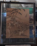 Arte Oriental - Espetacular Pintura sobre seda retratando cotidiano das gueixas no jardim, - assinado e com selo vermelho CSD - com moldura em madeira e proteção de vidro. Med. 58 x 50 cm com moldura.