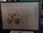 Arte Oriental - Gravura de Aquarela retratando flores e folhagens sobre papel colado em cartão - assinado com selo vermelho CID - paspatur em tecido com douração - com moldura em madeira e proteção de vidro. Med. 62 x 47cm com moldura.