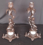 Par de Esplendorosos  Candelabro Europeu  vitoriano em pesado metal patinado - base com  cavalheiro e dama apoiando no tronco, suporte da vela com folhas, sendo que falta uma pétala em um dos candelabro conforme foto, suporta da vela no formato de botão de uma flor. base bem esculpida. Alt. 31cm. Peça muito linda.