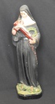 Antiga escultura de gesso policromado de santa segurando uma cruz e rezando o terço. Alt. 26cm
