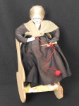 Boneca artesanal sendo uma velhinha sentada tricotando (altura 16cm).