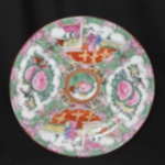 ARTE ORIENTAL - Antigo Medalhão de parede com suporte para pendurar ao gosto família Rosa decorado com florais e figuras com selo vermelho ao fundo. Diam. de 27cm