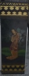 ANTIGA PLACA EM MADEIRA COM DESENHO ORIENTAL DE GUEIXA NO JARDIM - MED. 44CM X 132CM