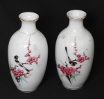 PORCELANA ORIENTAL, Pandant de jarros ornado com pássaro e flor de cerejeira, um deles apresenta restauro, Med. aprox. 10Cm.