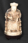 IMPERADOR EM MONOBLOCO DE MARFINITE, RICAMENTE TRABALHADO, SENTADO EM SEU TRONO. CHINA FINAL DO SÉC. XIX. 12cm ALT. Bicados Imperceptíveis