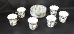 Conjunto com 6 xicaras e pires de porcelana importada na cor branca com as bordas decorada com desenhos de florais  em prata - suporte pintado com prata.