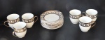 Conjunto com 6 xicaras e pires de porcelana importada na cor branca com as bordas decorada com desenhos geométricos em prata - suporte pintado com prata.