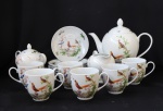 Conjunto com 6 xicaras , 6 pires, bule, cremeira e açucareiro em porcelana importada da Itália na cor branca decorada com aves e florais com rica policromia, material diferenciado. Uma xicara com ínfimo bicado.