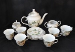 Conjunto com 6 xicaras , 6 pires, bule, cremeira e açucareiro sem tampa, em porcelana importada da Itália na cor branca decorada com flores com rica policromia, material diferenciado.