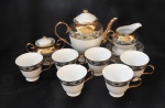 Conjunto com 6 xicaras , 6 pires, bule, cremeira e açucareiro em porcelana importada na cor branca decorada com florais com rica policromia em dourado, material diferenciado.