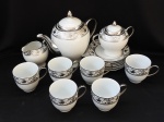 Conjunto com 6 xicaras , 6 pires, bule, cremeira e açucareiro  em porcelana importada da Itália na cor branca decorada com flores  com prata, material diferenciado.