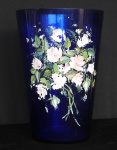ART DECO - Espetacular Vaso de vidro na cor azul circo 1960, pintado com flores e folhas. Altura 28,5 cm