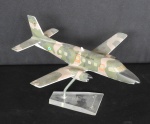 Maquete em resina; íntegra: aeronave da FAB; policromia de camuflagem, 7x29x31cm. Inclusos base em acrílico incolor e suporte