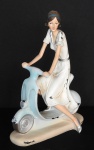 ART NOUVEAU - Antiga Escultura com mulher com sua lambreta  -  Med.  24x17 cm - Esse tipo de transporte foram muito utilizados na década de 60/70.