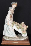 ESCULTURA ITALIANA - ASSINADA - GIUSEPPE  ARMANI. Florista Camponesa e seu carrinho de mão repleto de rosas, biscuit policromado. 28cm. Íntegra. Assinada. Base retangular em madeira. 