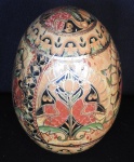 Ovo decorativo de porcelana ao gosto satsuma, paisagens oriental e flores. Medindo aproximadamente 10 cm.