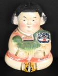 Cofre de cerâmica na forma escultura de dama oriental segurando cão de fó. Altura 19cm