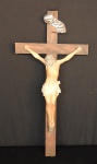 IMAGEM SACRA- Cristo Crucificado. Belíssima escultura em cerâmica fria, ricamente policromada, com cruz feita de tronco, pergaminho em metal. Med.: 50x25 cm