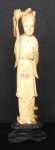 Estatueta de marfim representando Gueixa com flor, acompanha base de madeira Altura: 18cm