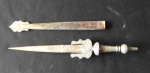 Linda  e Antiga adaga francesa de coleção circa 1900 ao gosto vitoriano, espessurada a prata ricamente cinzelada, apresentando desgaste do tempo., com bainha. Med 25 cm
